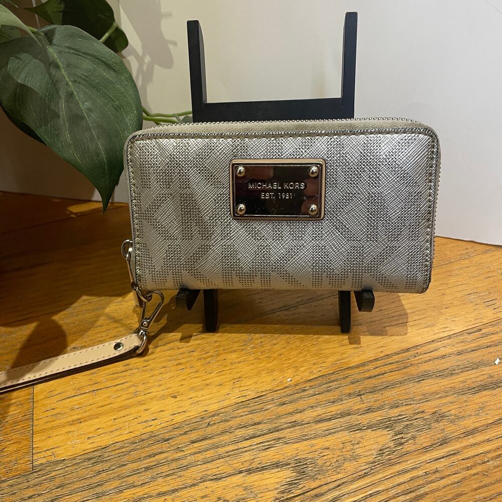 Michal Kors Silver MK LOGO wallet wristlet zipper Jet Set